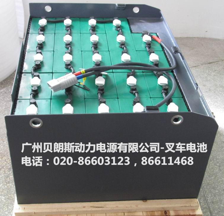 林德E25叉车所配置为48V600AH完美型软连接电池组,铁箱固定为有一定要求,采用管式极板研究生产,一般配套品牌为:日本GS,荷贝克,霍克,都是高端高配电池组,德标DIN198宽系列,初期实行三充三放,使电瓶组实行完全百分百化学反应,广泛应用于国产进口系列电动叉车。林德牵引叉车电池一般由2V电压的单格电池串联而成24V/36V/48V/72V/80V,称为蓄电池组。在同一个单格电池内,负极板总比正极板多一片。装配时是正负极板交叉穿插。使每片正极板的两面在化学反应中产生等量的生成物,减轻负极板的变形、拱曲